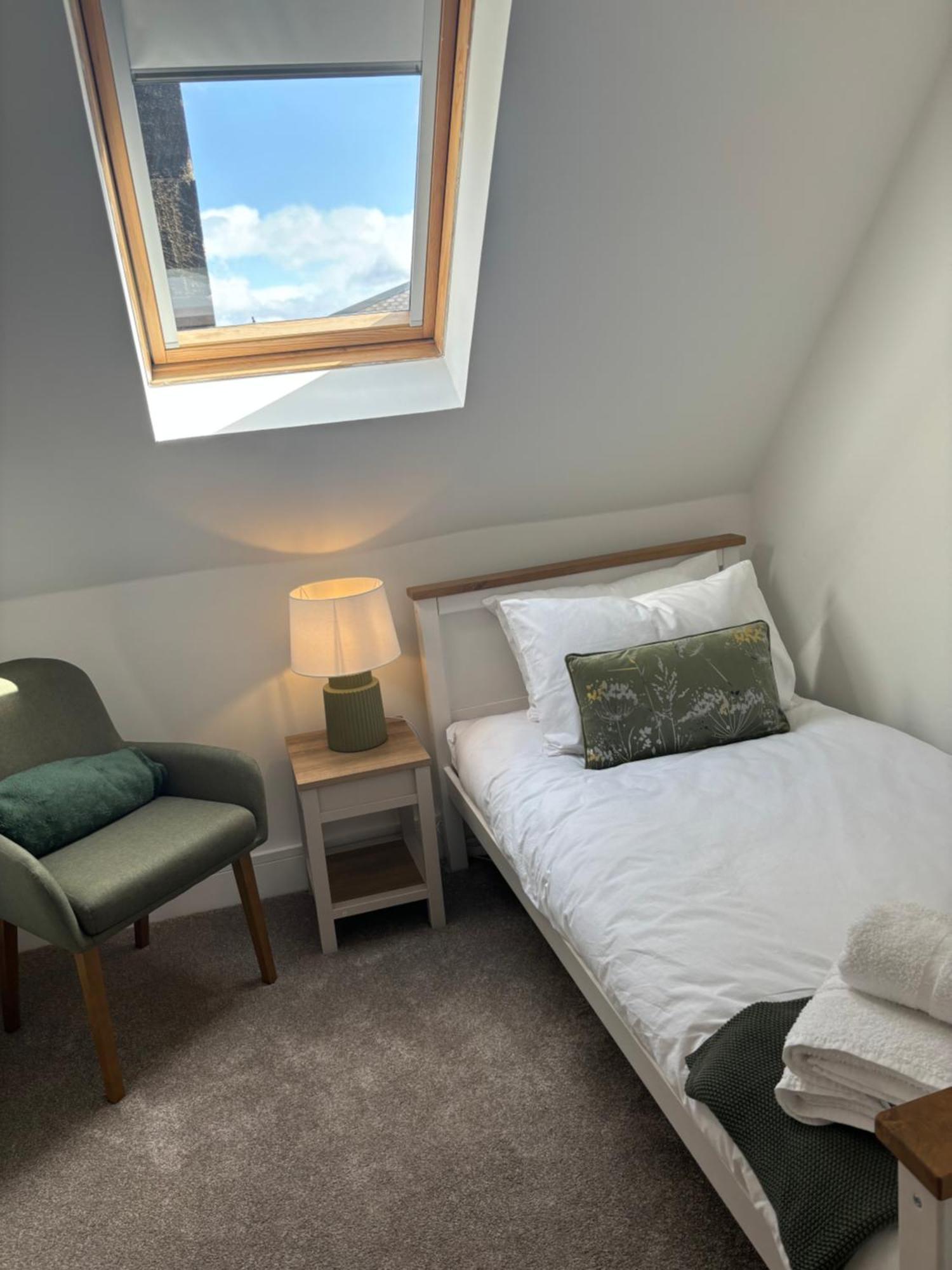 6 Smithhills - Sleeps 3 Excellent Transport Links Glasgow & Airport Apartment