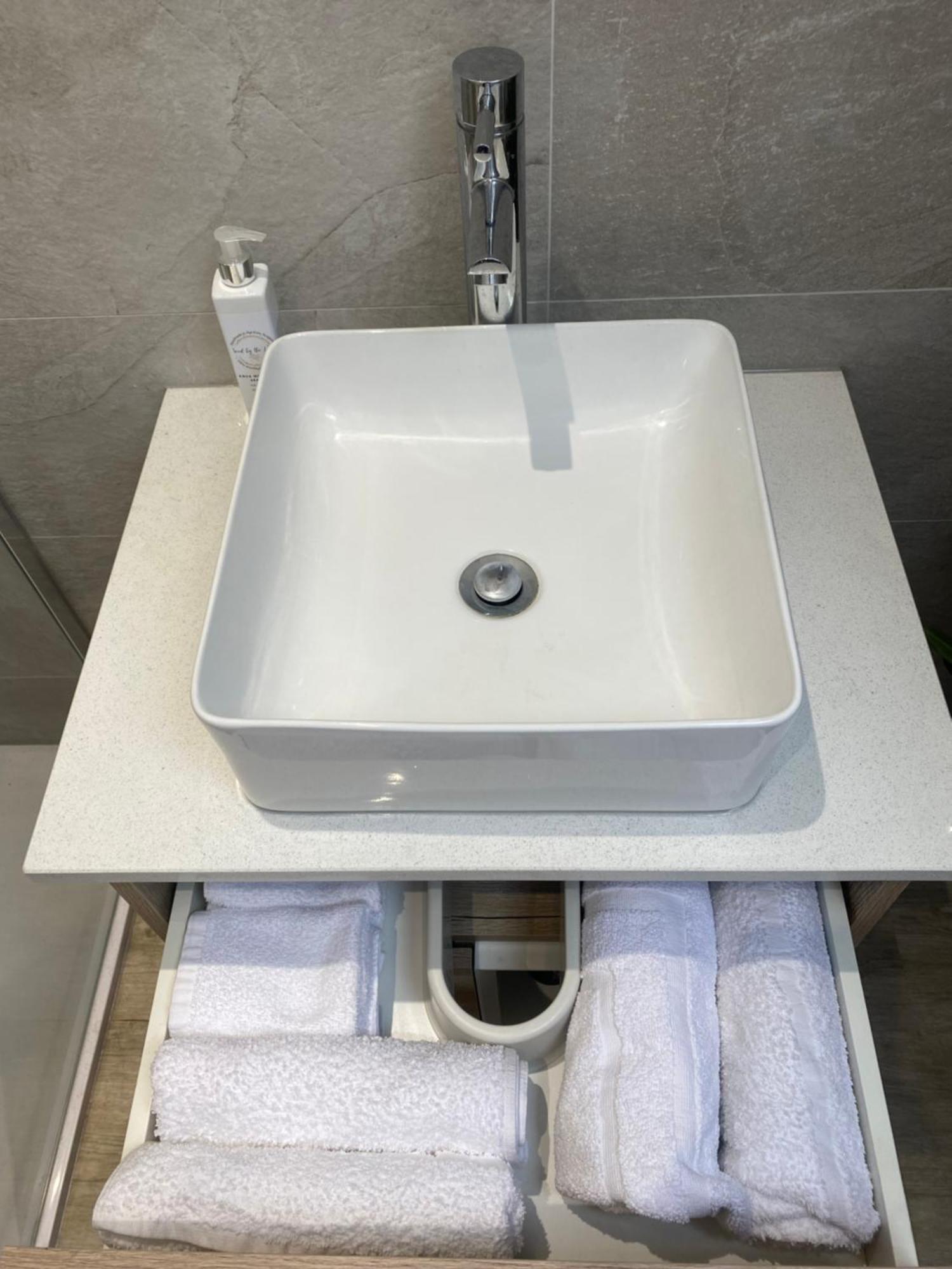 6 Smithhills - Sleeps 3 Excellent Transport Links Glasgow & Airport *